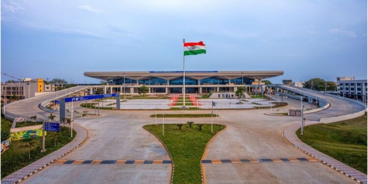 Alleged Molestation of Young Woman at Patna Airport; Accused Detained and Police Record Witness Statements
