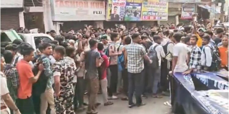 Students Gather Outside Khan Sir Coaching Centre in Patna, Urge Police to De-escalate Situation