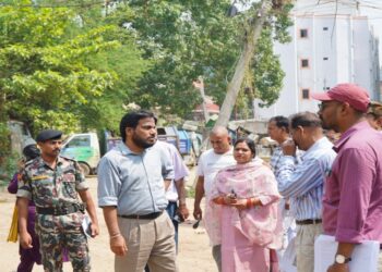 Patna’s Dark Roads Set to Shine: PMC Reviews Street Light Repairs, Drain Cleaning and Road Works