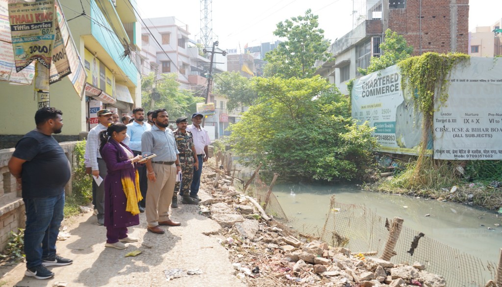 Patna’s Dark Roads Set to Shine: PMC Reviews Street Light Repairs, Drain Cleaning and Road Works
