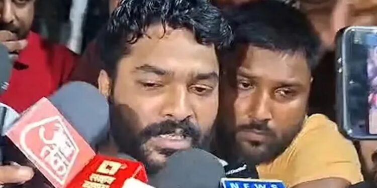 Roshan Anand Stages Sit-In Outside Patna Police Station, Demands FIR Against Khan Sir Over Brother's Death