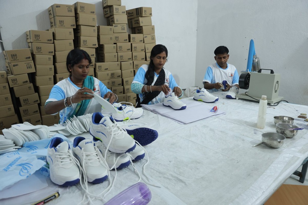 workers making shoes at Java Sports Patna