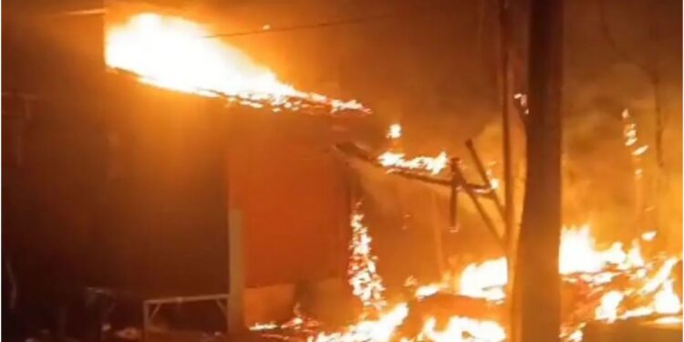 Fire Breaks Out in Patna's Danapur Sadar Bazaar; Six Shops Gutted, One Accused Arrested