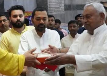 Nishant Kumar Marks 45th Birthday With Prayers at Patna's Mahavir Mandir Alongside Nitish Kumar
