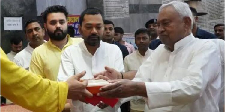 Nishant Kumar Marks 45th Birthday With Prayers at Patna's Mahavir Mandir Alongside Nitish Kumar