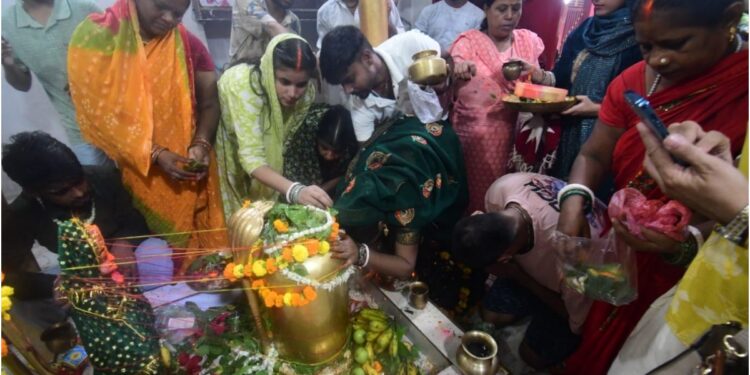 First Monday of Sawan Draws Large Crowds to Shiva Temples Across Patna Amid Auspicious Celestial Alignment