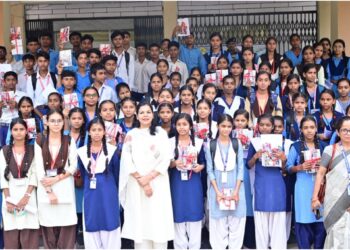 How Bihar IAS Officer Varsha Singh's 'Collector Didi' Initiative Is Helping Shape the Future of Schoolgirls in Vaishali