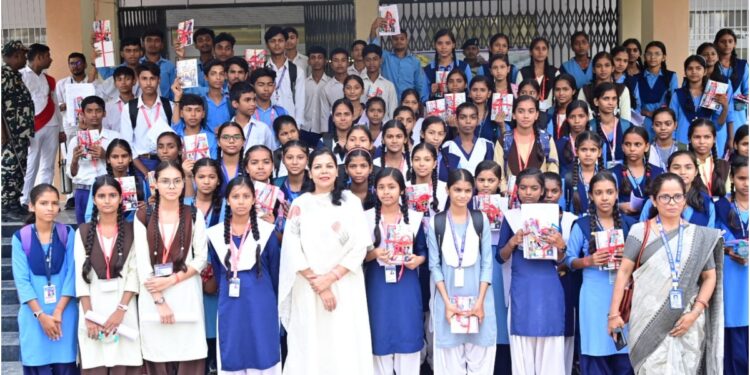 How Bihar IAS Officer Varsha Singh's 'Collector Didi' Initiative Is Helping Shape the Future of Schoolgirls in Vaishali