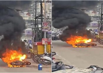Moving Motorcycle Catches Fire On Patna's Exhibition Road, Rider Escapes Unhurt