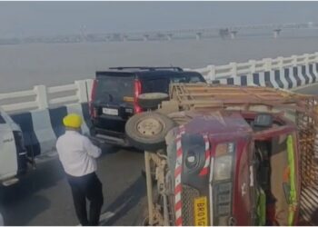 Speeding Pickup Truck Overturns On Patna’s JP Ganga Path, Traffic Disrupted on PMCH-Gaighat Lane