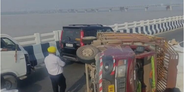 Speeding Pickup Truck Overturns On Patna’s JP Ganga Path, Traffic Disrupted on PMCH-Gaighat Lane