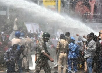 BPSC TRE 4 Protest: Water Cannons Fired As Student Takes A Shampoo Bath Amid Police Action