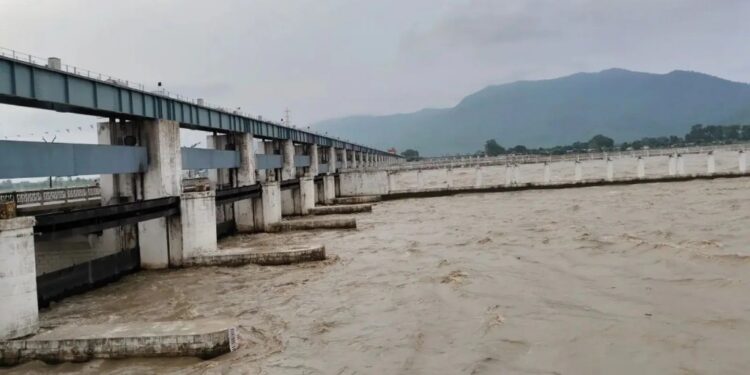 Gandak Water Level Falls at Bihar’s Valmikinagar Barrage After Nepal Floods, Administration Keeps 6 Districts on Alert