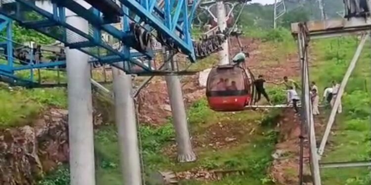 Rajgir Ropeway Rescue: Pilgrims Stranded Mid-Air After Technical Snag During Bad Weather