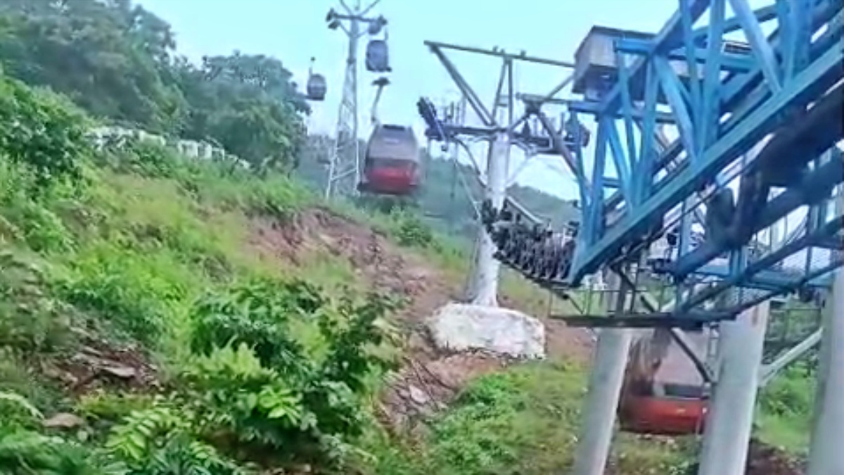 Rajgir Ropeway Rescue: Pilgrims Stranded Mid-Air After Technical Snag During Bad Weather