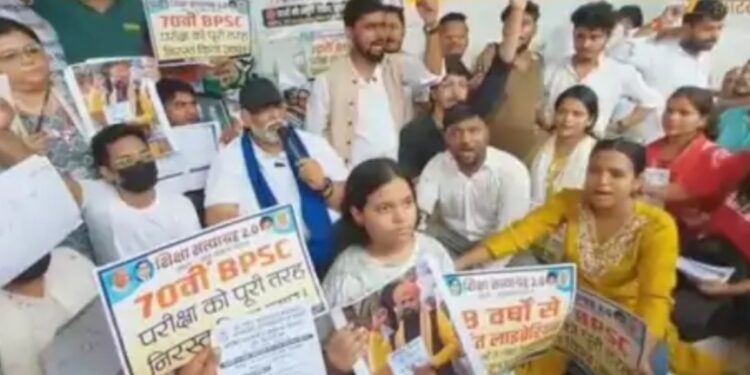 Students Storm Barricades in Patna During March to Gherao CM House Over TRE-4