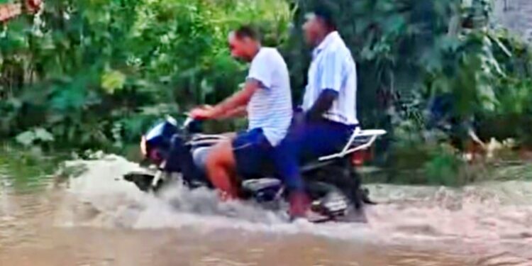 Buxar-Dumraon Road Becomes a ‘Lake’ After Rain, Residents Ask: When Will Repairs Begin?