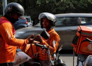 Gig worker using a mobile app for delivery work in Bihar