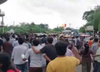 MBBS Students protesting outside examination centre in Patna over alleged out-of-syllabus questions.