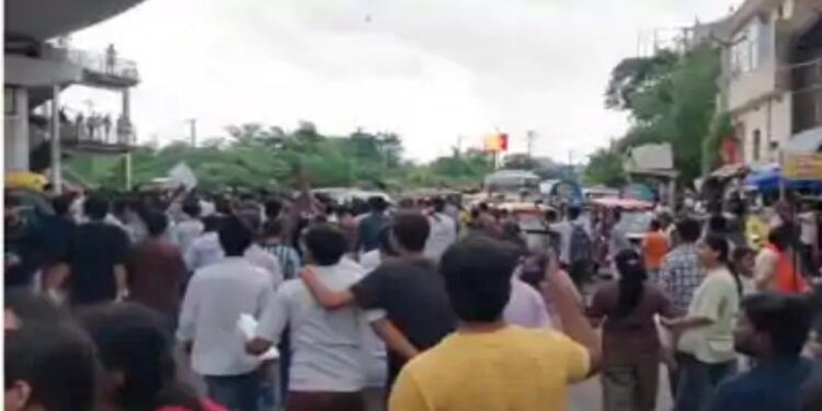 MBBS Students protesting outside examination centre in Patna over alleged out-of-syllabus questions.