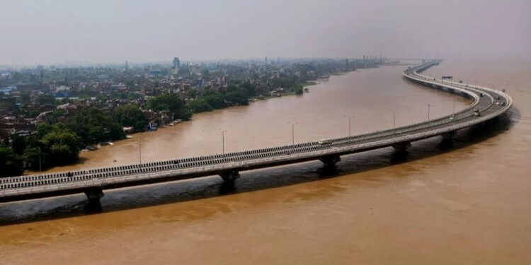 Bihar Flood Crisis Deepens: 6.65 Lakh Affected Across 18 Districts, Patna-Gaya Trains Hit