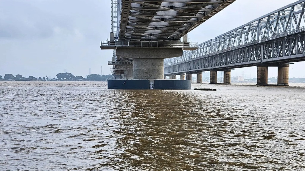 Bihar Flood Crisis Deepens: 6.65 Lakh Affected Across 18 Districts, Patna-Gaya Trains Hit