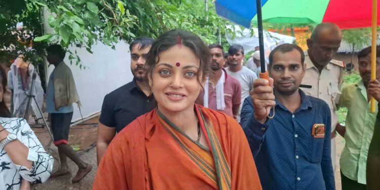 Sneha Ullal Turns ‘Bihar Ki Chhori’ In Gaya: Actress Spotted In Saree And Bindi During Ardhanayak Shoot, Shares Special Message For Bihar
