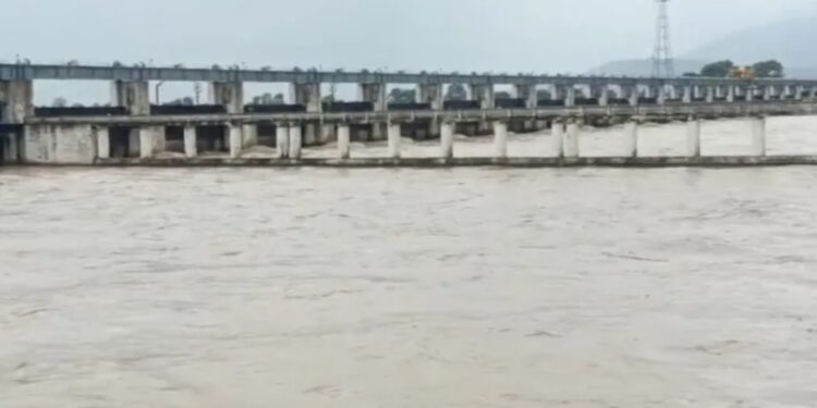 Gandak River flowing at a record 91.25 metres near Bagaha in West Champaran