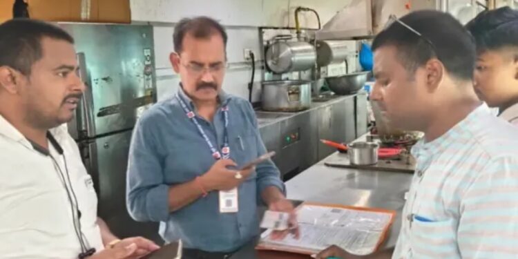 Patna Junction Catering Check: Railways Seizes 34 Cartons of Unauthorised Drinking Water