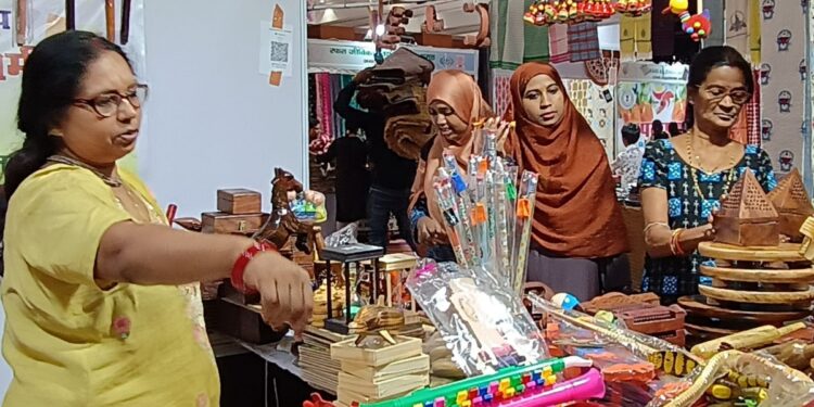 Bihar Saras Mela Draws 24,000 Visitors On Opening Day, Rural Women Entrepreneurs Record Rs 20.28 Lakh Sales