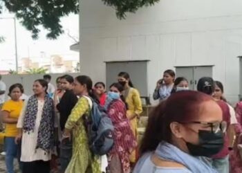 CTET candidates gathered outside Bihar Education Minister Mithilesh Tiwari’s residence in Patna, demanding an opportunity to participate in BPSC TRE-4