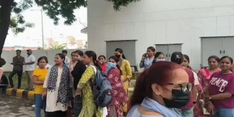 CTET candidates gathered outside Bihar Education Minister Mithilesh Tiwari’s residence in Patna, demanding an opportunity to participate in BPSC TRE-4