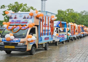 Health workers and awareness vehicles during the launch of Bihar’s ‘Healthcare at Your Doorstep’ campaign, which will provide door-to-door screening across 38 districts.