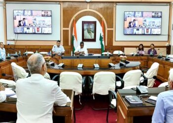 Bihar government officials reviewing the Piped Natural Gas and City Gas Distribution network expansion during a meeting