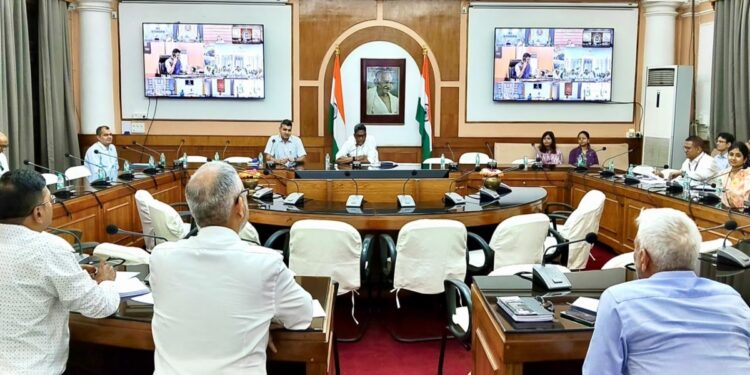 Bihar government officials reviewing the Piped Natural Gas and City Gas Distribution network expansion during a meeting