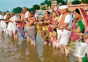 Devotees performing Ancestral Rituals at Pitru Paksha Mela