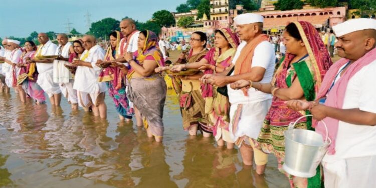 Devotees performing Ancestral Rituals at Pitru Paksha Mela