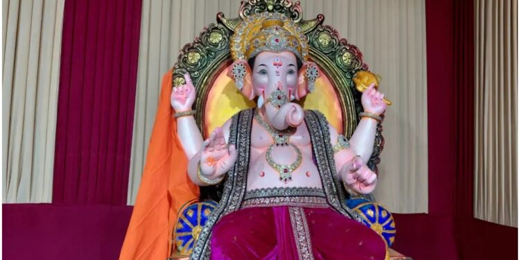 Ganpati Idol Styled After Lalbaugcha Raja Installed In Patna With Rs 55 Lakh Gold Crown
