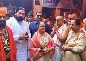 Smita Thackeray Performs Pind Daan For Balasaheb Thackeray At Gayaji