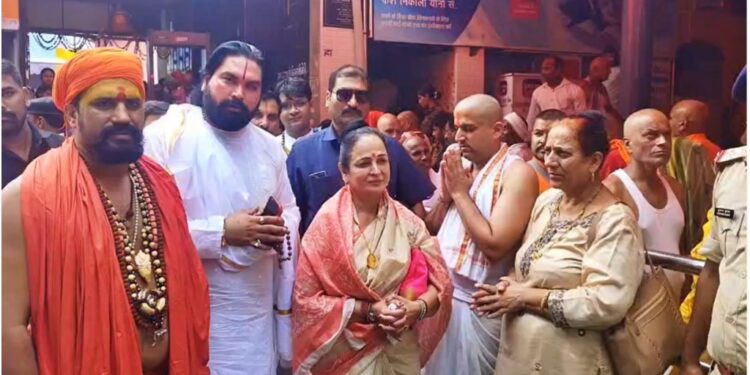 Smita Thackeray Performs Pind Daan For Balasaheb Thackeray At Gayaji