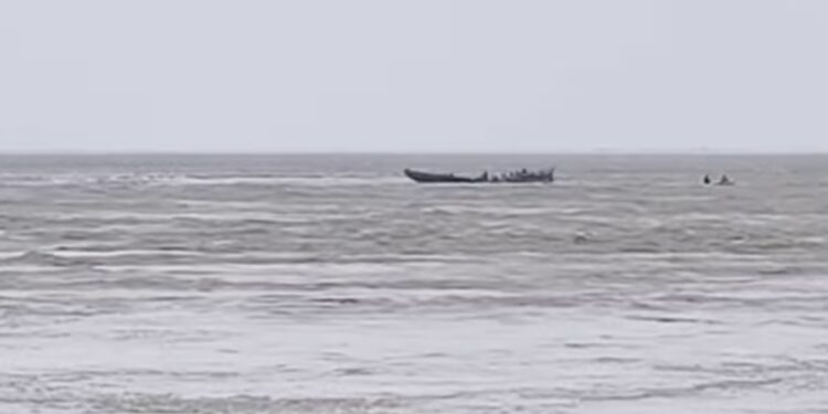 Boat Carrying 11 Flood-Fighting Workers Capsizes in Ganga, All Reportedly Safe