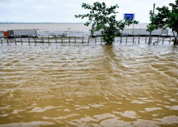 Rising Ganga water level at a ghat in Patna