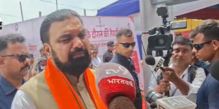 CM Samrat Choudhary Visits Flood Camps in Vaishali, Distributes Relief and ₹4 Lakh Aid to Victims' Families