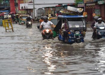 Patna road waterlogged after heavy rain as Ganga water level rises