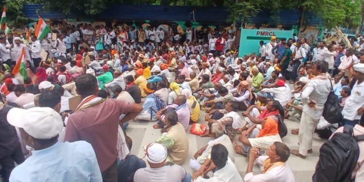 Tap-Water Maintenance Workers Block Road at JP Golambar, Heavy Police Deployment