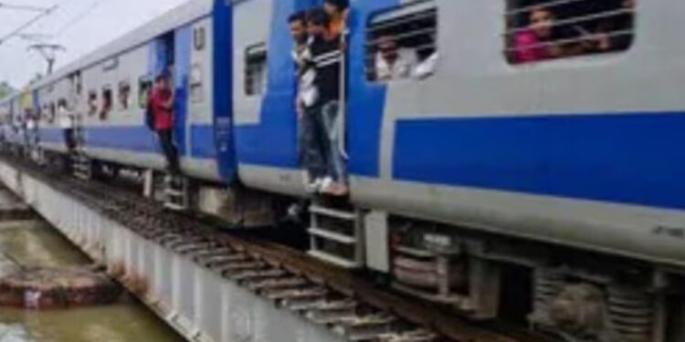 Punpun River Rises in Bihar, Water Reaches Railway Bridge; 10 Trains Cancelled on Patna-Gaya Route