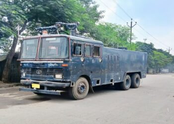 Bihar Police personnel and a water cannon vehicle, representing the planned purchase of new crowd-control equipment.