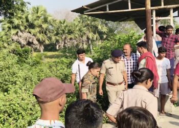 Police investigate the scene where an unidentified man was found dead on the platform at Chhotki Masaudhi railway halt near Patna.