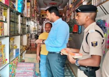 Muzaffarpur Seals 4–5 Firecracker Shops After Fatal Siwan Blast