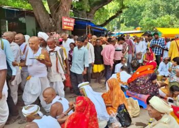 Pilgrims performing pind daan during the Gaya Pitru Paksha Mela
